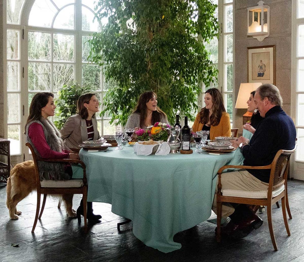 La hija de Isabel Preysler recibe a sus amigas en casa de su madre.
