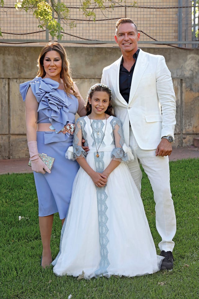 la cantante tamara valcárcel y su marido daniel roque celebran la comunión de su hija valentina