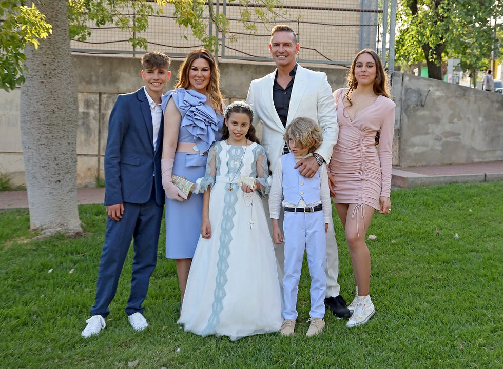 la cantante tamara valcárcel y su marido daniel roque celebran la comunión de su hija valentina