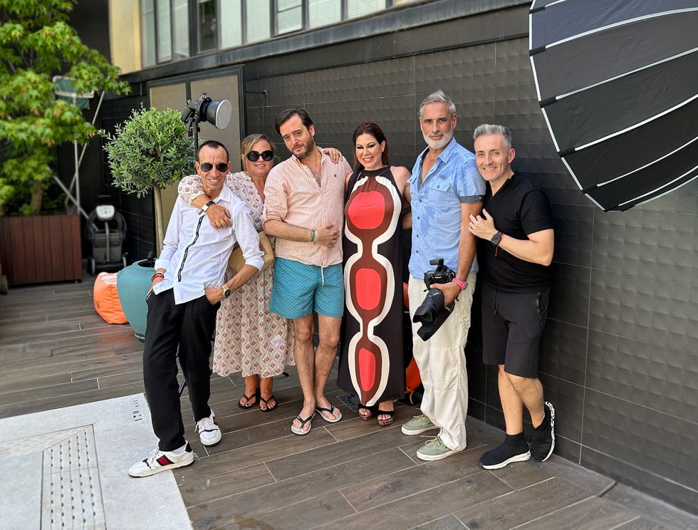la cantante tamara posa con el equipo de la revista diez minutos