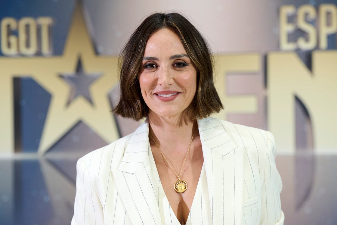 Tamara Falc Tamara Falcó, las más elegante con la camisa de rayas con lazada
