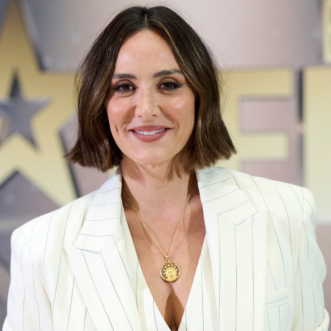 Tamara Falc Tamara Falcó, las más elegante con la camisa de rayas con lazada