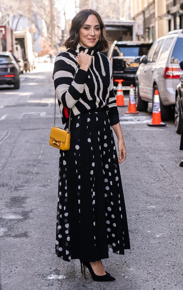 tamara falco con look de carolina herrera