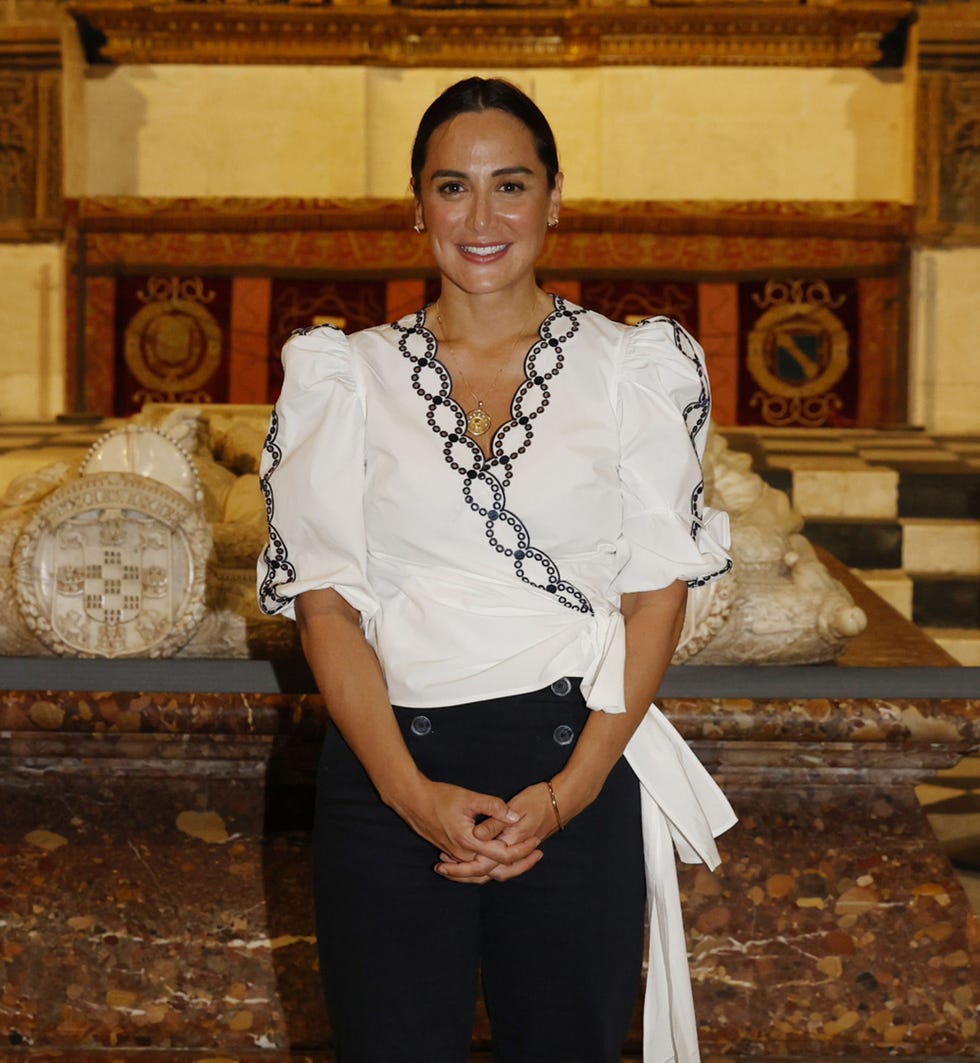 la marquesa de griñón con una camisa blanca en burgos