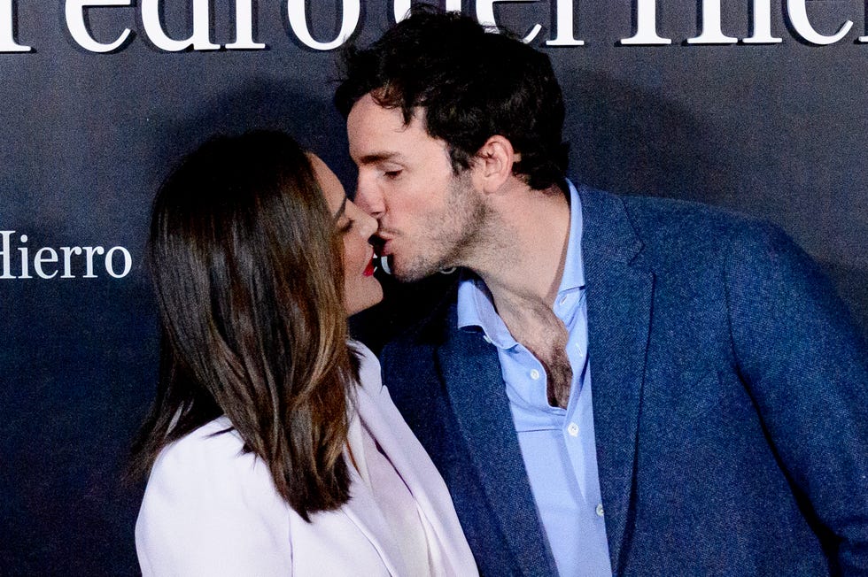 tamara falcó e Íñigo onieva se besan en un photocall