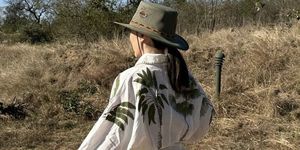 tamara falcó con camisa de lino de la firma española michonet