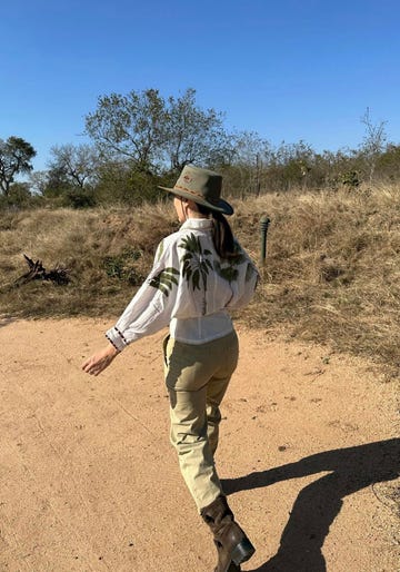 tamara falcó con camisa de lino de la firma española michonet