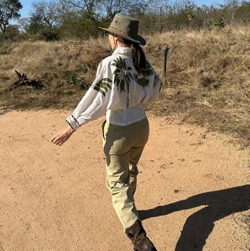 tamara falcó con camisa de lino de la firma española michonet