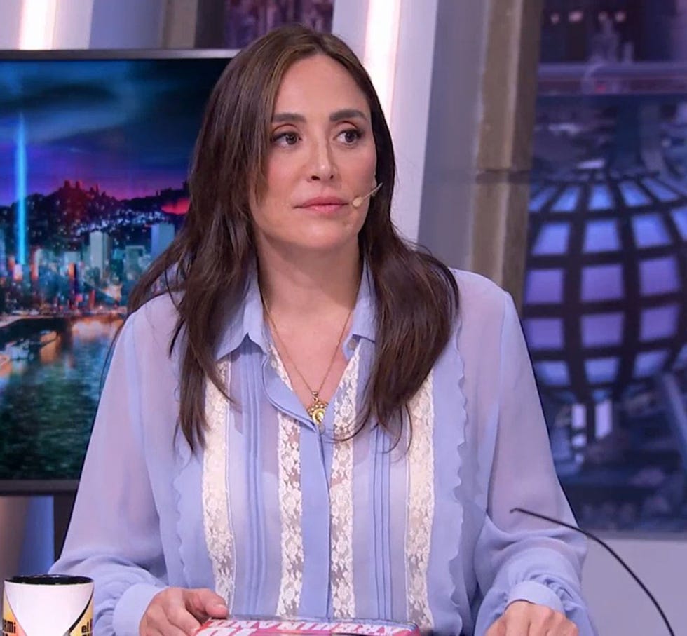 la hija de isabel preysler con una camisa azul con detalles de encaje en blanco