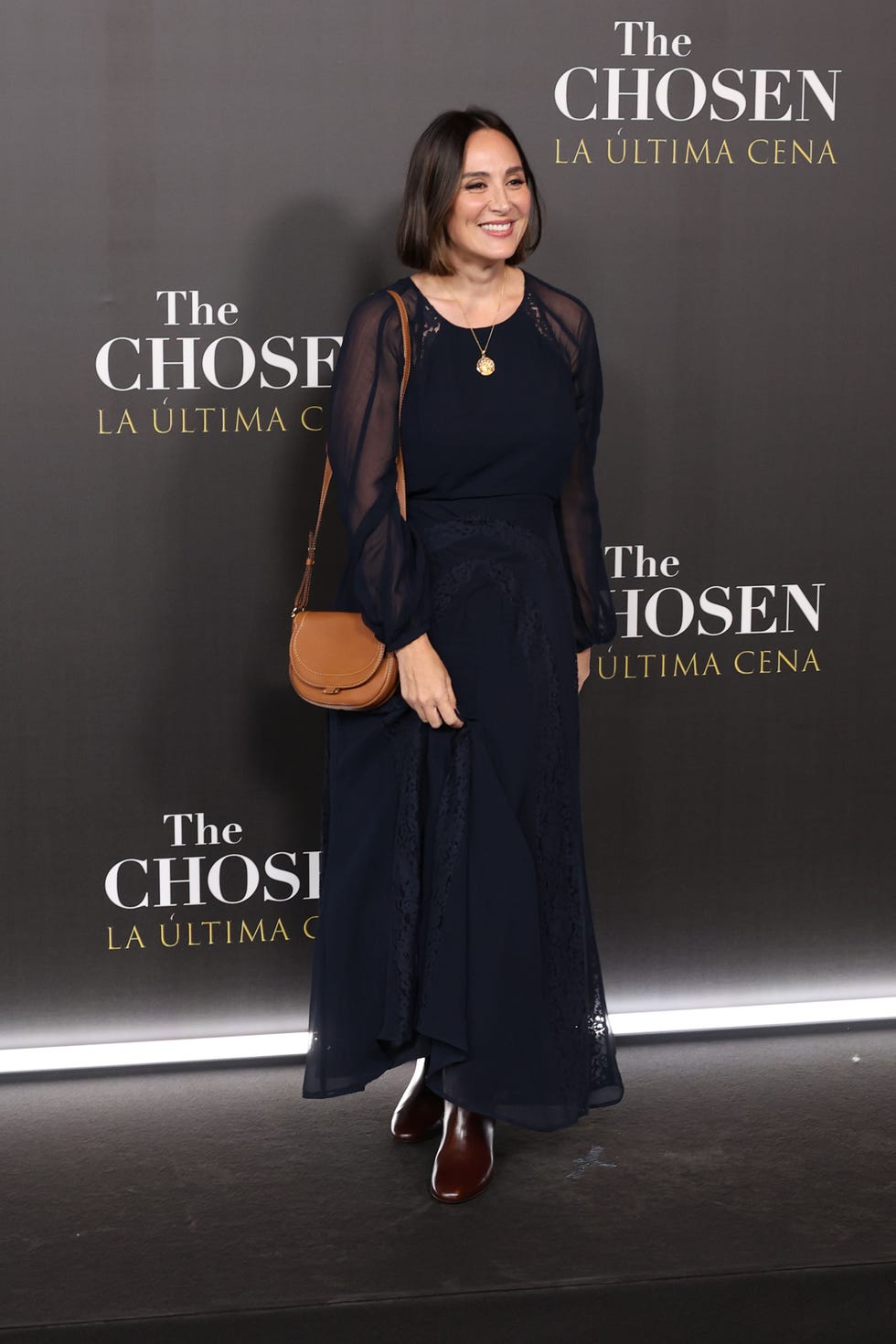 la marquesa de grinon con un vestido de su coleccion en azul marino con encaje