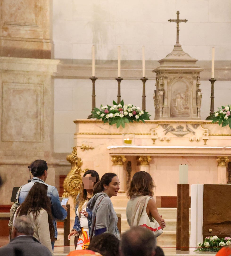 la marquesa de griñón con amigas en la iglesia
