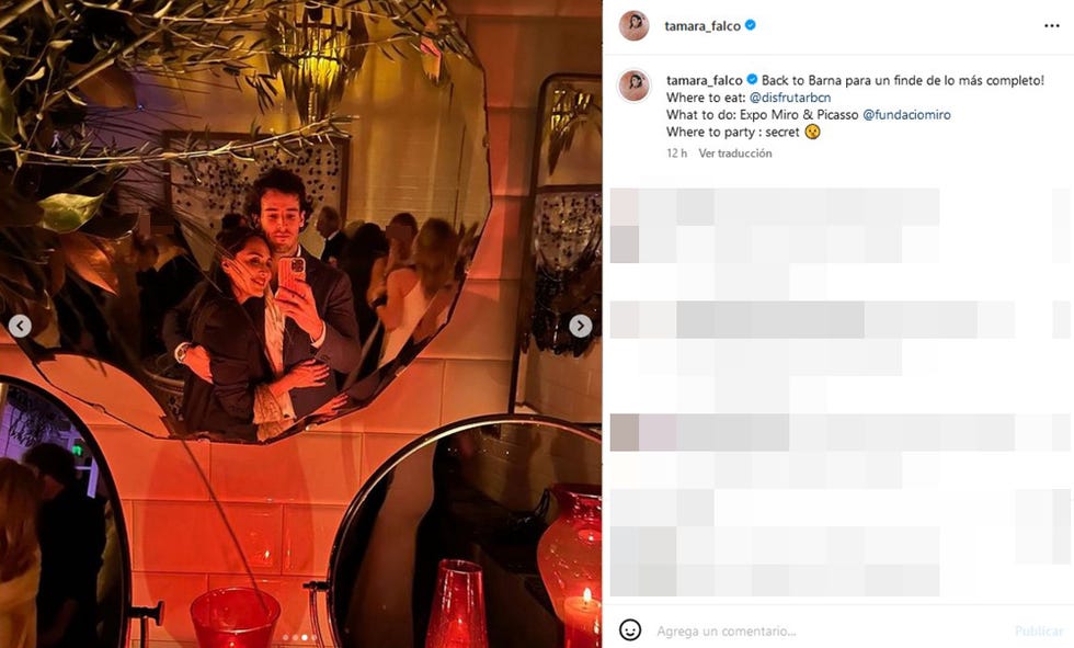 la pareja posa en un selfie de espejo en un local de barcelona