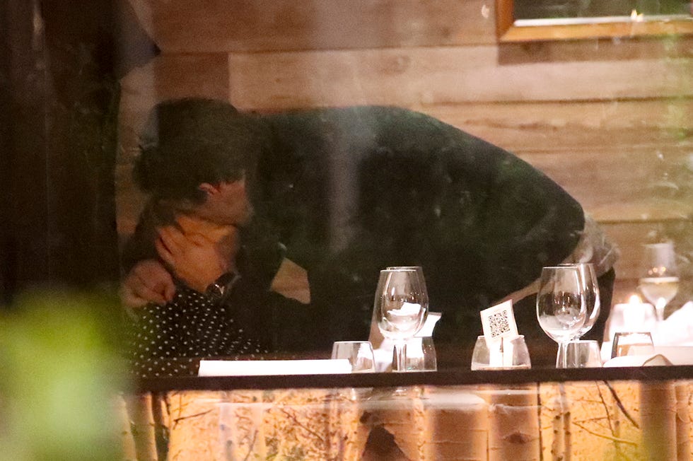 tamara falcó e Íñigo onieva se besan durante una cena en madrid el 24 de noviembre de 2020