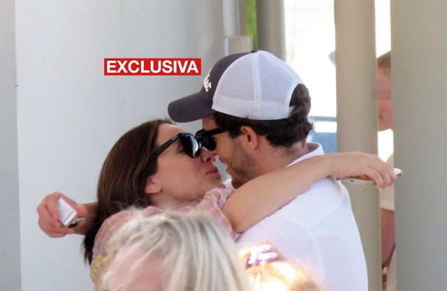 la pareja disfruta de una escapada romántica a mallorca