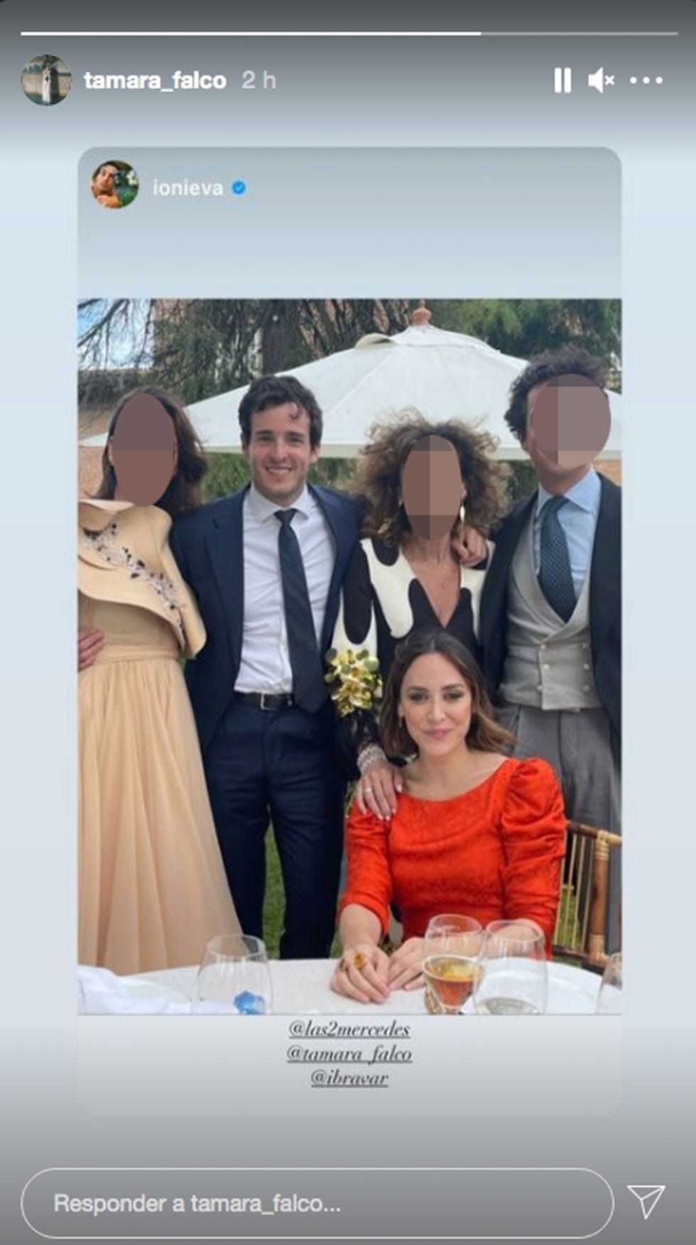 tamara falcó e iñigo onieva se divierten en la boda de unos amigos ajenos a los rumores de deslealtad
