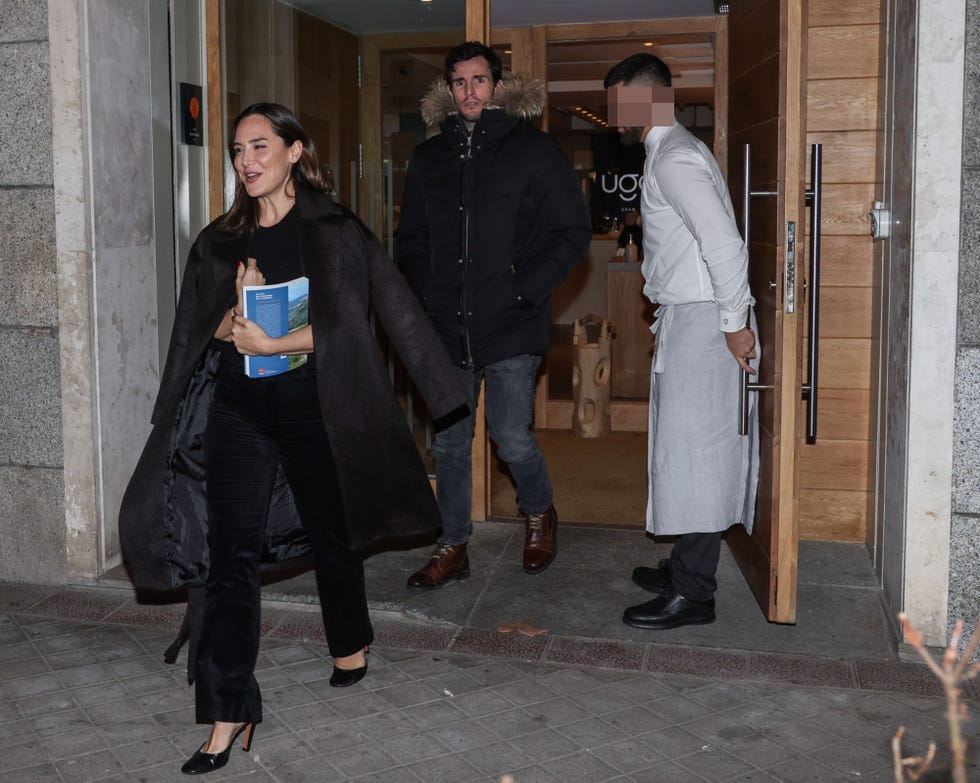 la pareja abandona el restaurante ugo chan en la capital