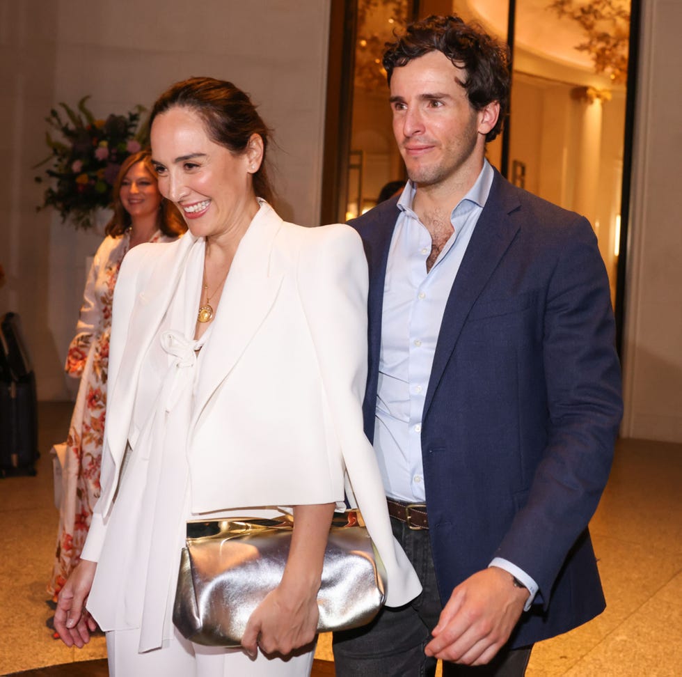 la pareja, muy sonriente, a su salida del hotel ritz el pasado julio antes de su boda