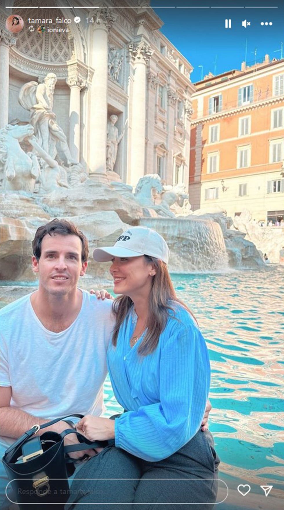 la pareja posa en la fontana di trevi en roma