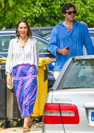 tamara falco, con falda de rayas y falda pareo en tonos azules, e inigo onieva en sotogrande