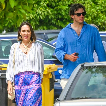 Tamara Falco e Inigo Onieva en Sotogrande tamara falco, con falda de rayas y falda pareo en tonos azules, e inigo onieva en sotogrande