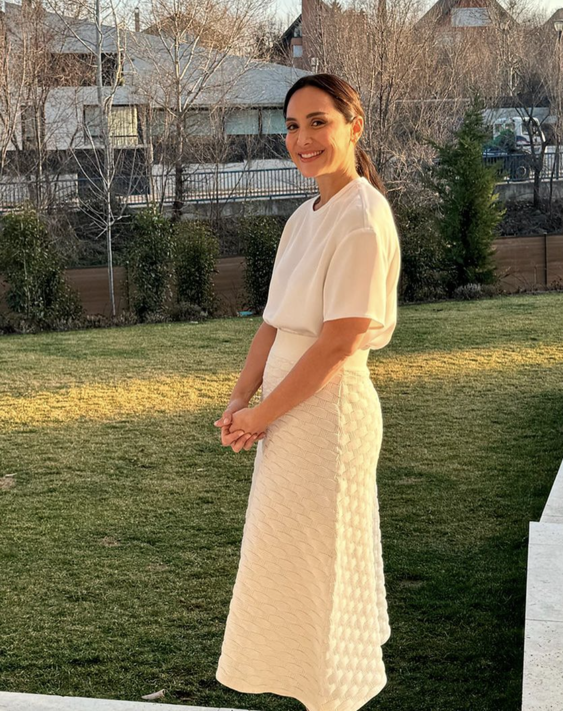 Tamara Falcó y su look con falda midi para los días de calor