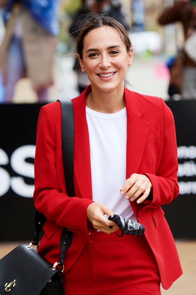 tamara falcó con un traje rojo, camiseta blanca y coleta en el festival de cine de san sebastián de 2020