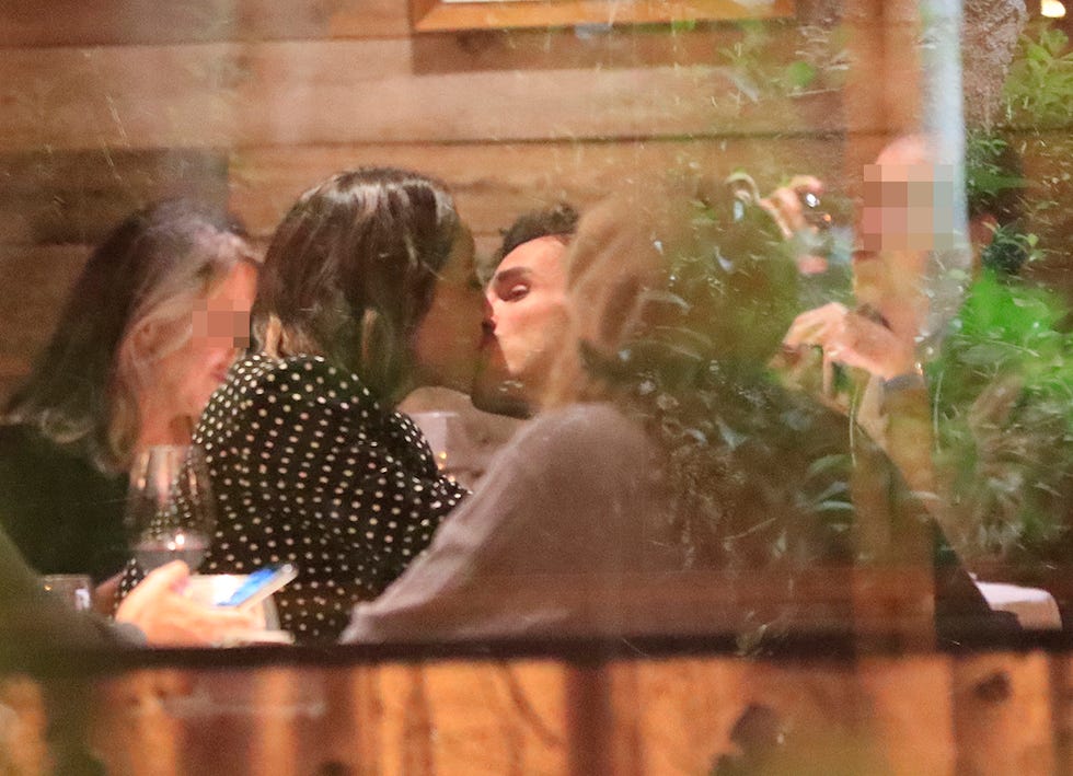 tamara falcó e Íñigo onieva se besan durante una cena el 24 de noviembre del 2020 en madrid