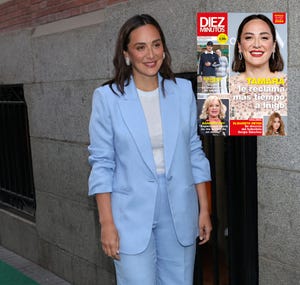 la marquesa de grinon con un traje pantalon en color azul y camiseta blanca