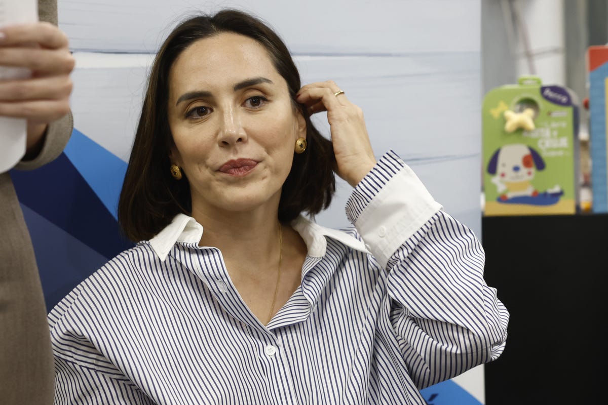 tamara falco en la presentacion de libro cuando conoci al dios amor de ana finat
