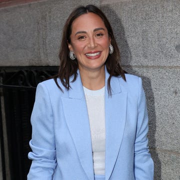 Tamara Falco tamara falco con un traje azul de americana y pantalon y camiseta blanca