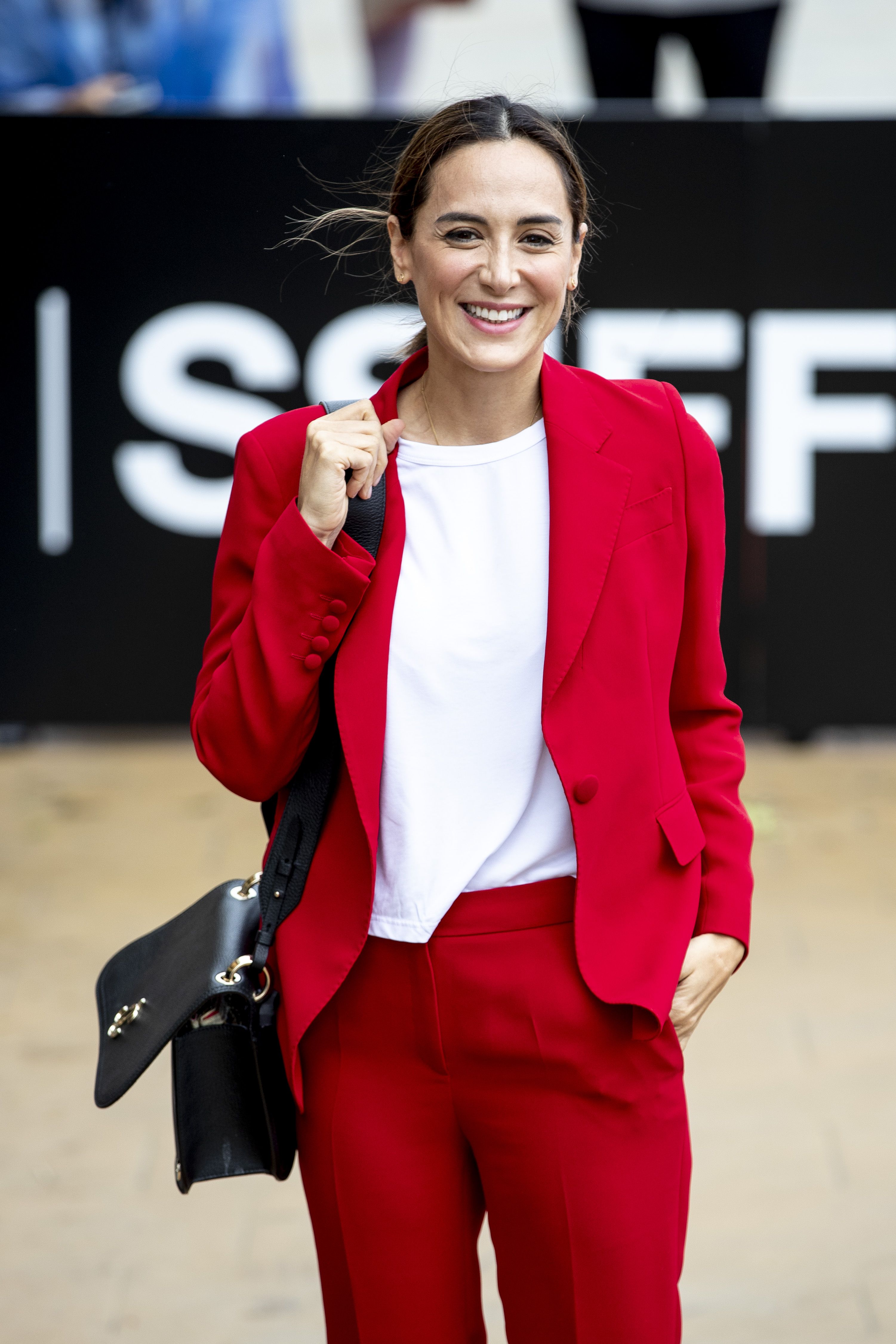 Tamara Falc luce un traje rojo de Carolina Herrera con sneakers