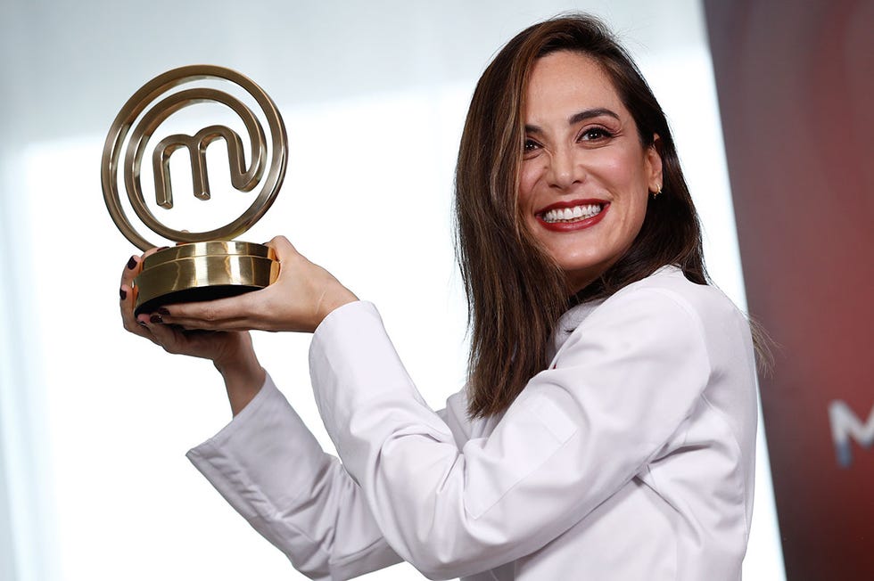 Tamara Falcó con el trofeo de 'MasterChef Celebrity'