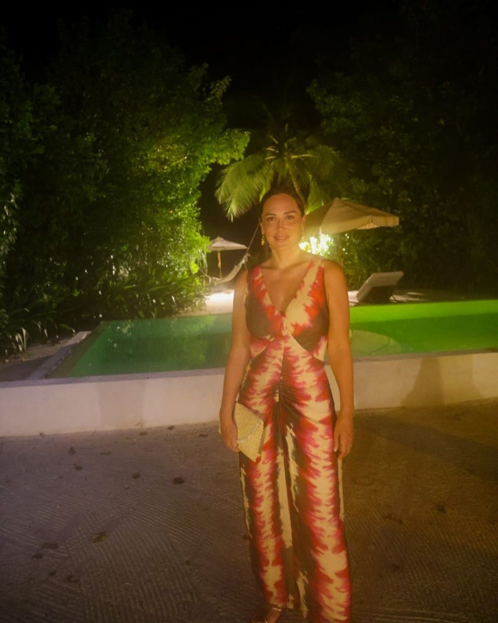 tamara falco en su viaje en las islas maldivas con vestido estampado de cortefiel