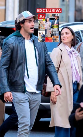 la pareja pasea por las calles de paris en la portada de diez minutos