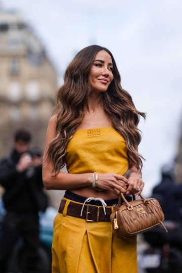 mujer con pelo largo y ondulado