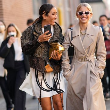 twee vrouwen lopen op straat tijdens milaan fashion week