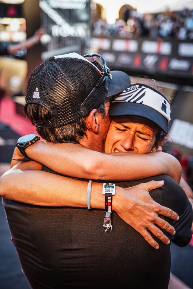 tamara vázquez se abraza a joserra, su pareja y entrenador, tras acabar el ironman de vitoria