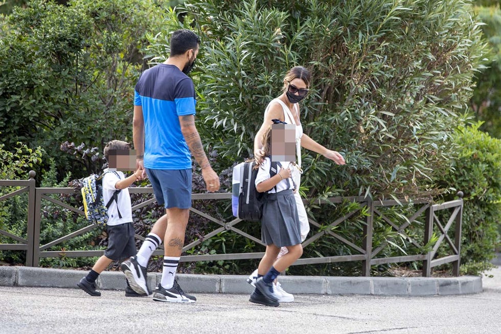 tamara gorro y ezequiel garay llevan a sus hijos al colegio