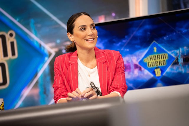 tamara falcó, con americana rosa, asegura en 'el hormiguero' que no quiere ponerse la vacuna de astrazeneca