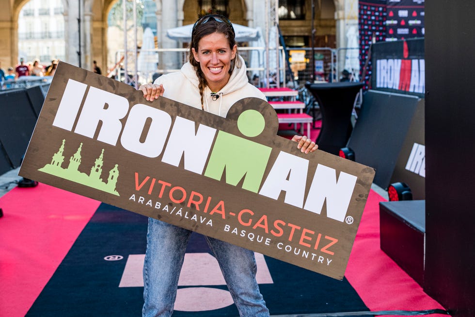 fotografía de tamara vázquez antes de competir en el triatlón ironman de vitoria 2022