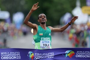 tamirat tola gana el mundial de maratón en eugene 2022