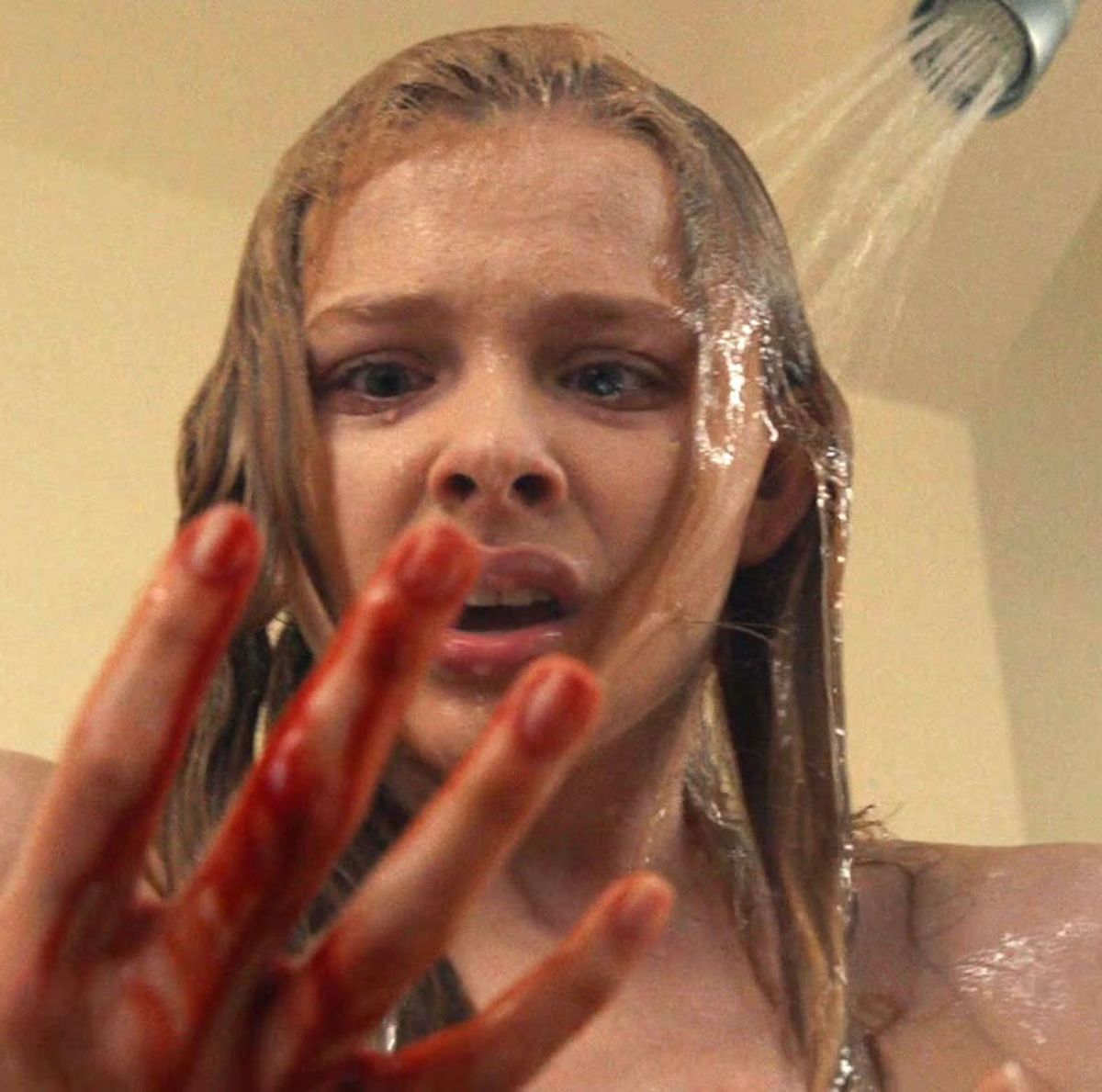 https://hips.hearstapps.com/hmg-prod/images/tampon-horror-stories-carrie-1553629812.jpg?crop=0.429xw:1.00xh;0.287xw,0&resize=1200:*