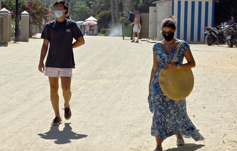 eugenia martínez de irujo, vacaciones en marbella con su hija madre e hija han estado acompañadas por el marido de la duquesa de montoro y ¿el nuevo novio de tana rivera