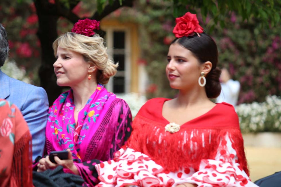 cayetana rivera y su madre eugenia martínez de irujo  durante la feria de abril de sevilla