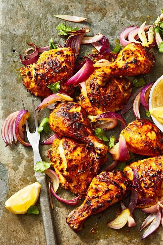 tandoori chicken with red onion and lemon