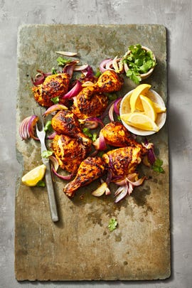 tandoori chicken with lemons and red onions