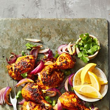tandoori chicken with lemons and red onions