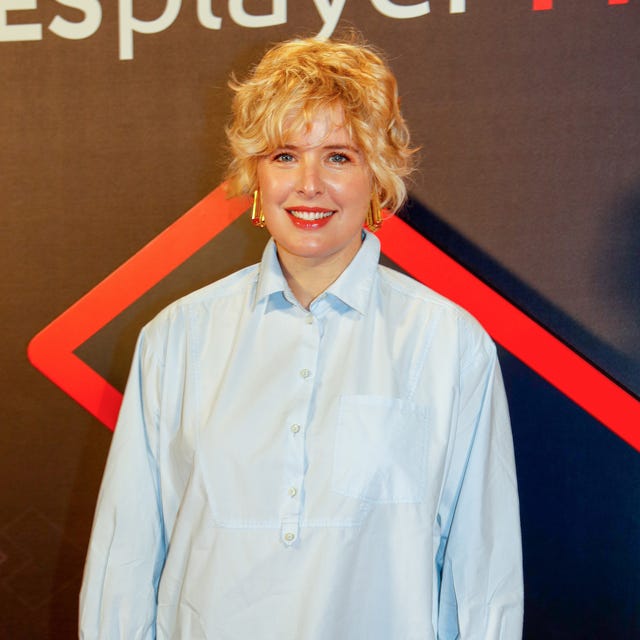 tania llasera en un photocall de atresmedia con camisa azul