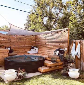 Un tanque redondo exento para crear un spa al aire libre piscinas exentas tanques exteriores jardin balcon