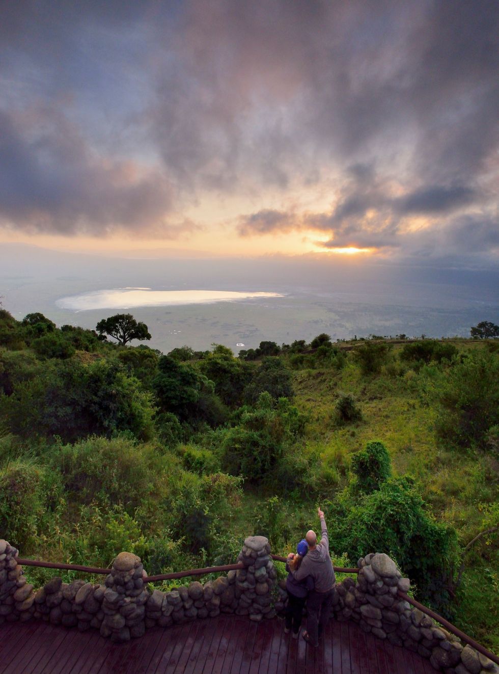 De lodges aan de rand van de Ngorongorokrater kijken uit over de grootste ingestorte vulkaankegel ter wereld met een hoge dichtheid aan grazers en roofdieren